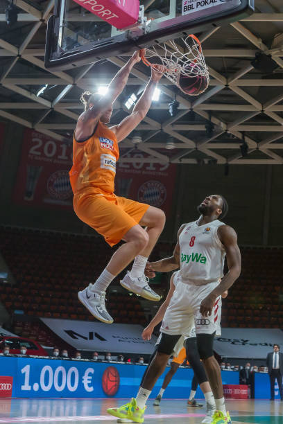 更因为她在 更因为她在